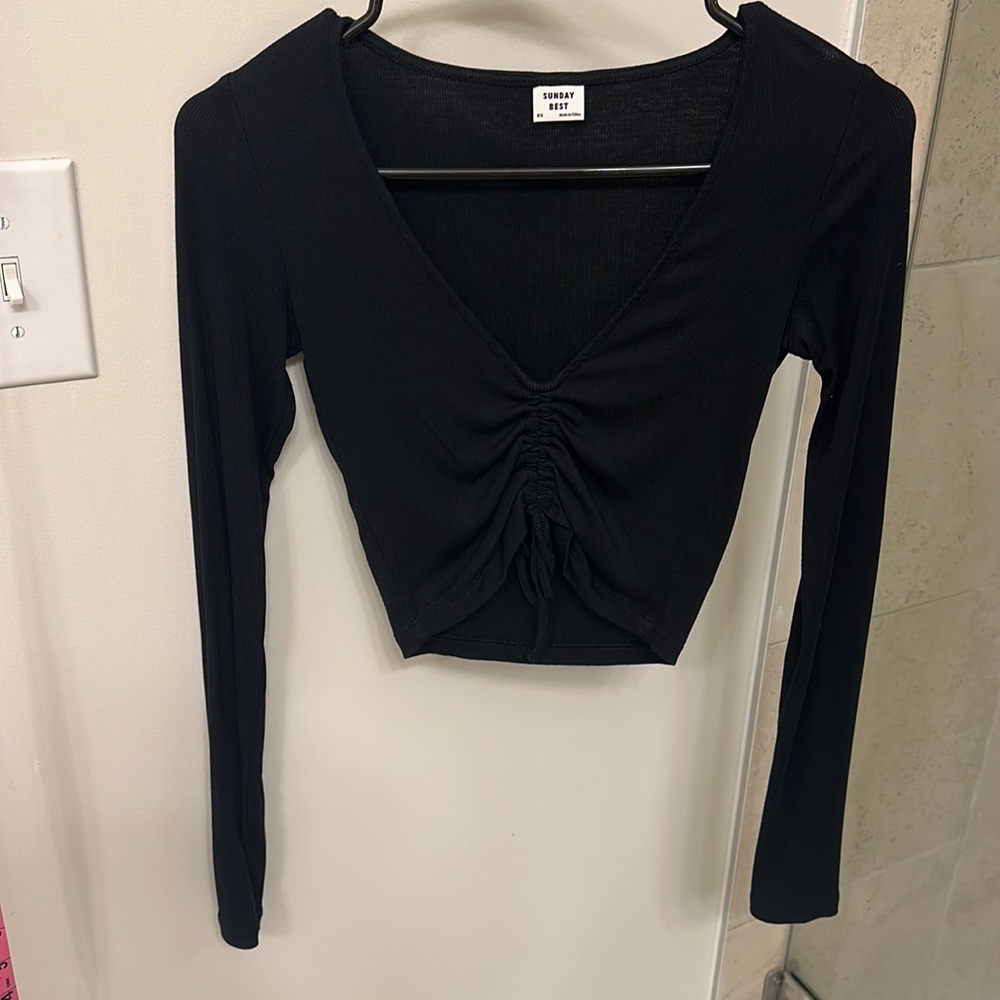 Aritzia Sunday Best Black Front Ruche Longe sleeve